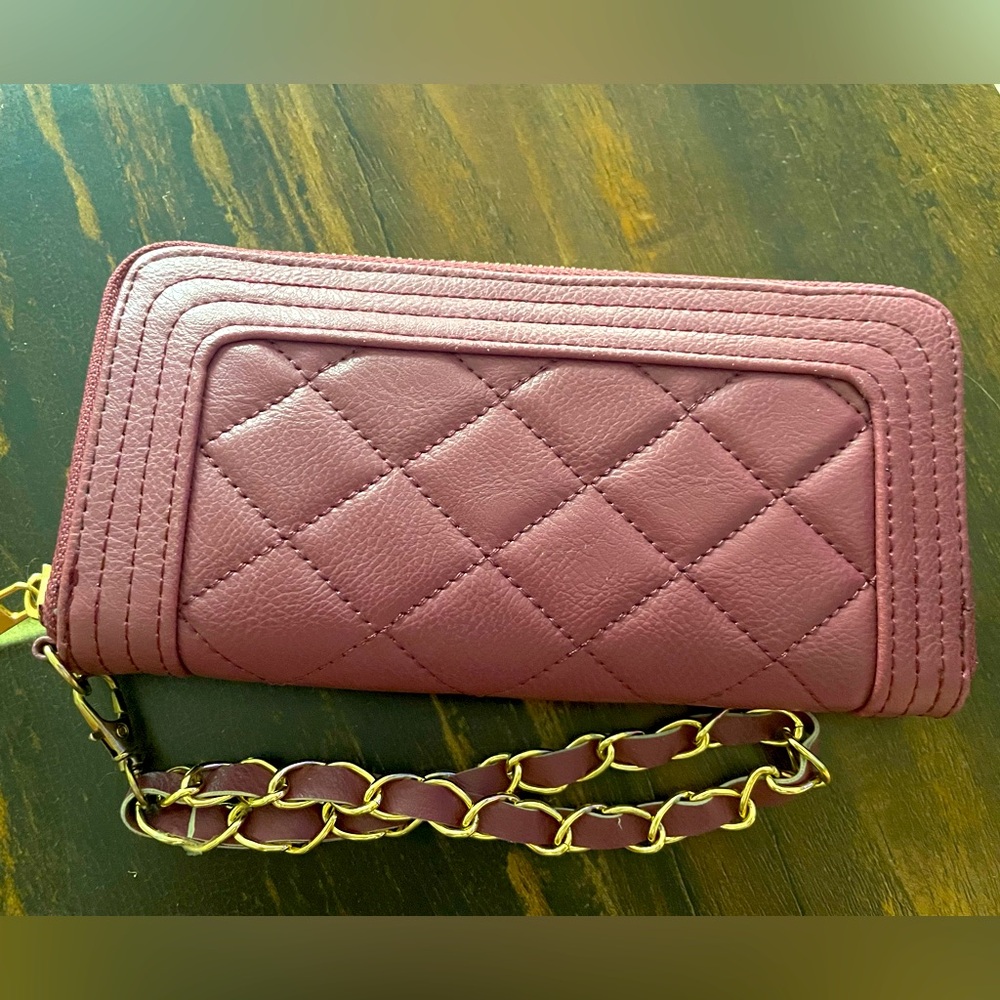 Small clutch, lightly used and in great condition!